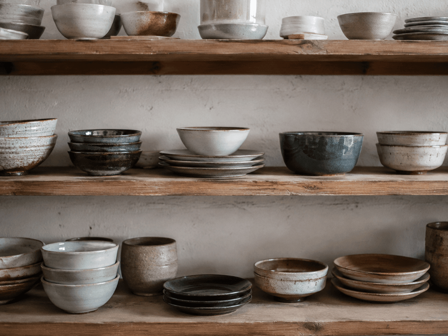 【VILLAGE通信 vol.26】食卓の器の、半分ちかく 岐阜県 — AI生成参考画像（実写ではありません）