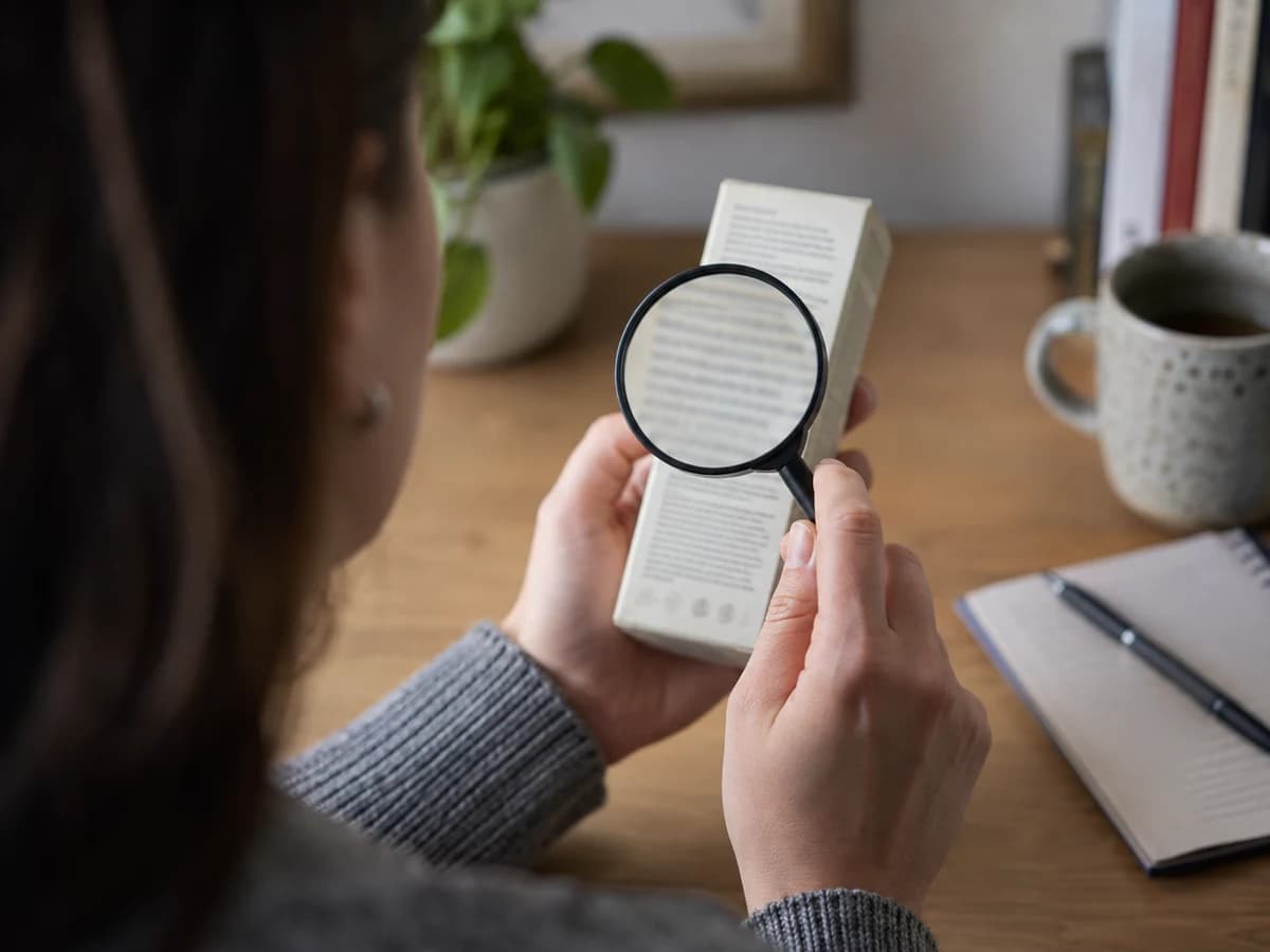 成分表のここだけ見て!|プロが教える「肌の運命を変える」成分表の読み解き方 — AI生成参考画像(実写ではありません)